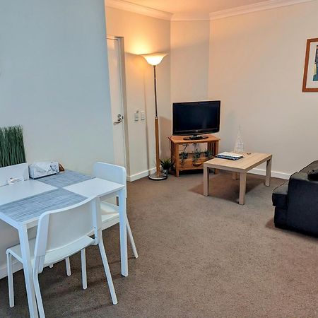 Lovely City Apartment With Private Courtyard, Pool, Free Parking, Gym Perth Exterior photo