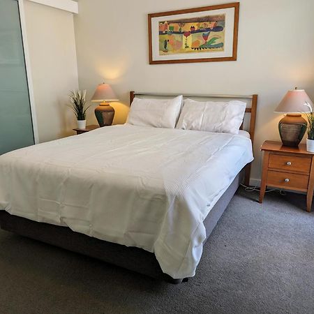 Lovely City Apartment With Private Courtyard, Pool, Free Parking, Gym Perth Exterior photo