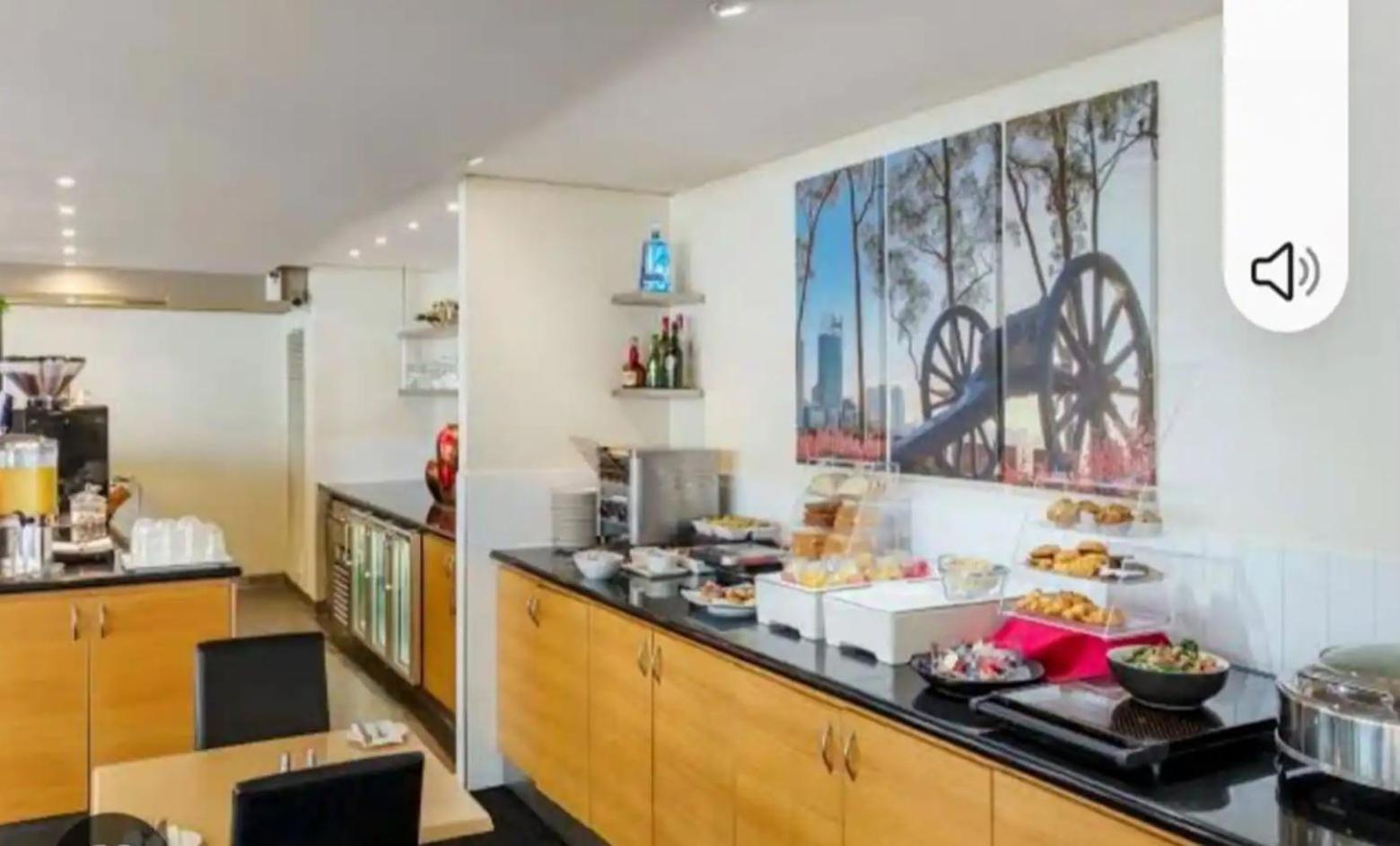 Lovely City Apartment With Private Courtyard, Pool, Free Parking, Gym Perth Exterior photo