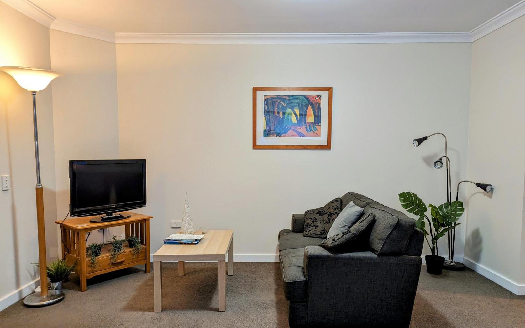 Lovely City Apartment With Private Courtyard, Pool, Free Parking, Gym Perth Exterior photo