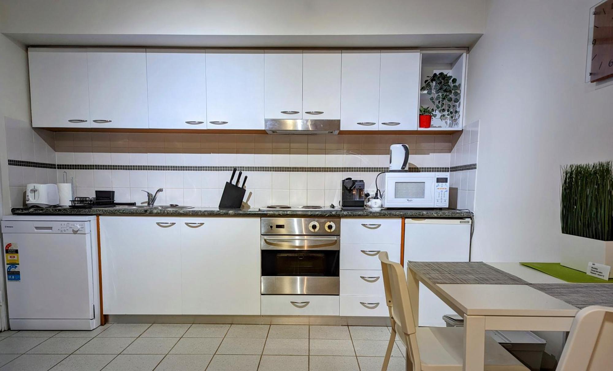 Lovely City Apartment With Private Courtyard, Pool, Free Parking, Gym Perth Exterior photo