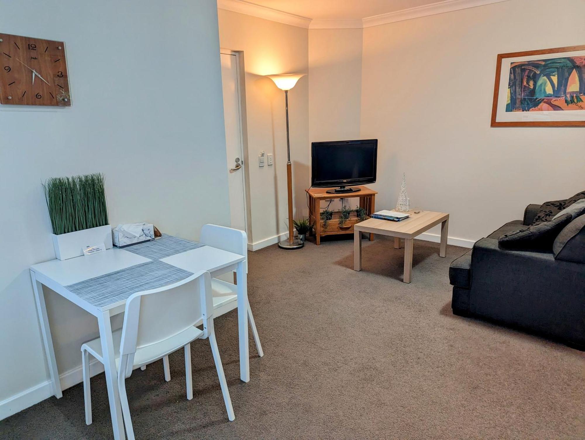 Lovely City Apartment With Private Courtyard, Pool, Free Parking, Gym Perth Exterior photo