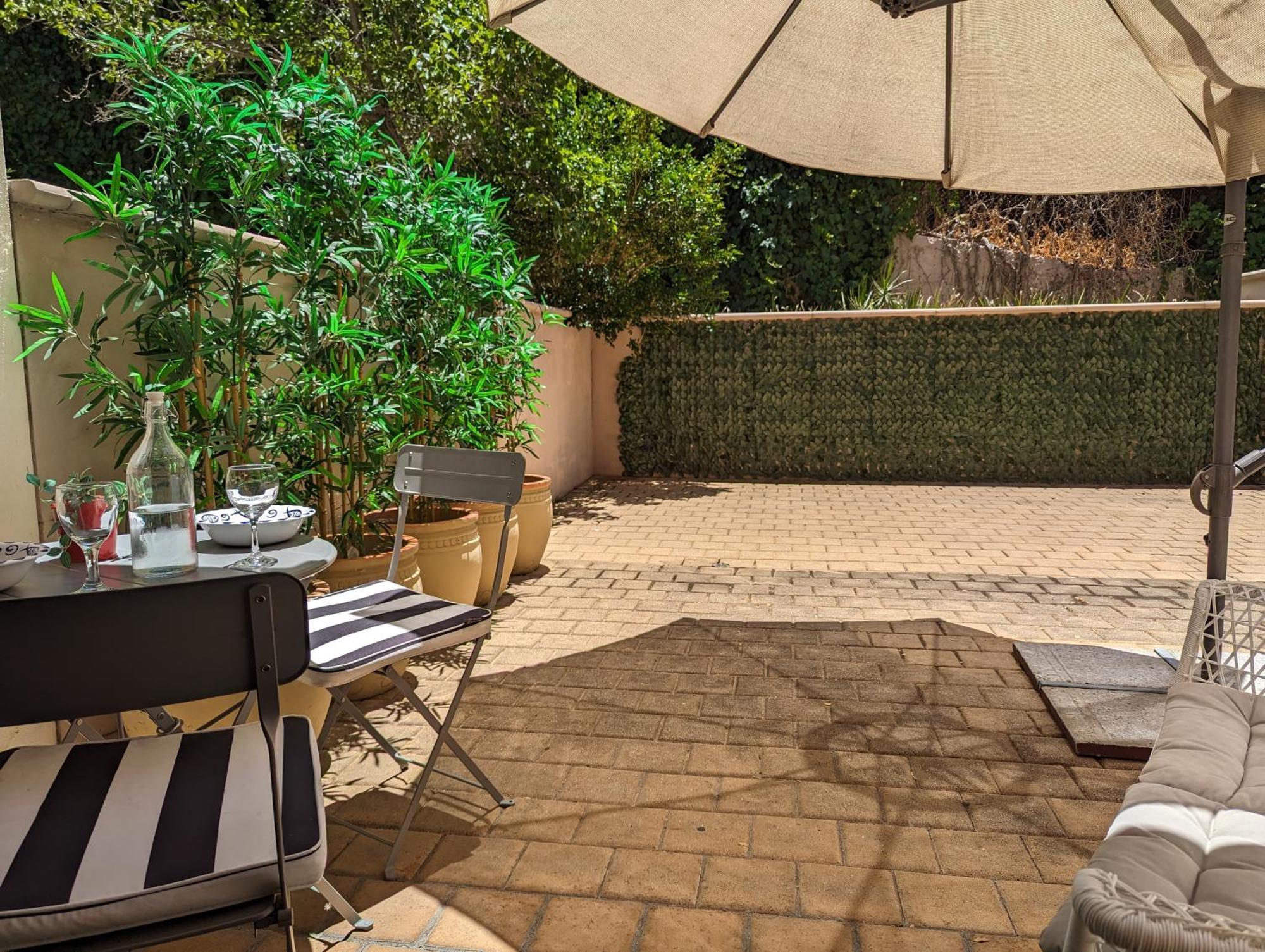 Lovely City Apartment With Private Courtyard, Pool, Free Parking, Gym Perth Exterior photo